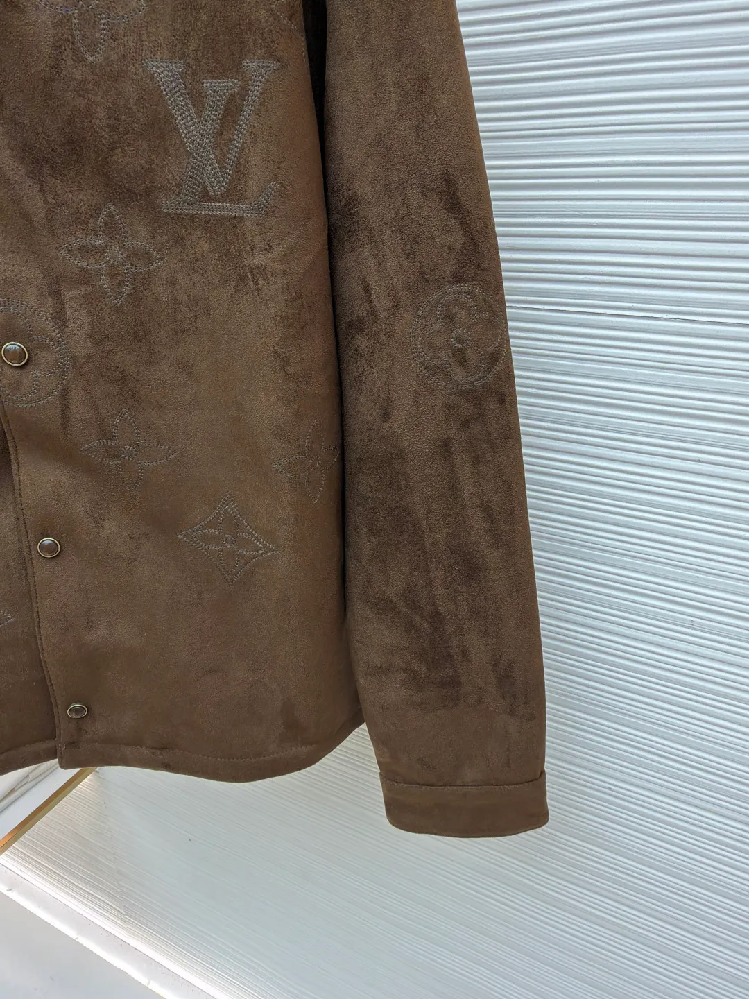 LOUIS VUITTON embroidered suede long-sleeved jacket shirt ●Original version: purchased and developed by 36622 ●Item number: 1682040-C20 ●Material: suede fabric ●Technology: embroidery production ●Color: brown ●Type: fitted version ●Weight: about 1420 grams ●Size: 48-50-52-54 ●Description: Customized original buttons With its elegant tones and exquisite anti-velvet material, it provides a perfect choice for urban elites. The simple design language contains the calmness and restraint of business people, making you feel comfortable in any occasion. The overall wiring is straight and delicate, the fabric is comfortable and soft, and the color is consistent without color difference. It can be matched with the same style to create a fashionable look and control various occasions. Customized accessories, complete with three standards, same style for men and women!